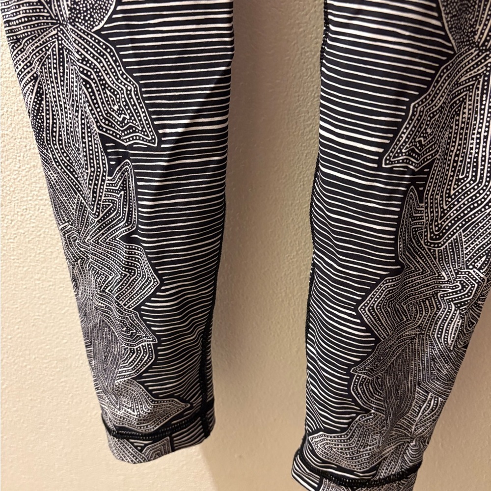 lululemon athletica size 6 black and white Abstract  Leggings - Picture 4 of 10
